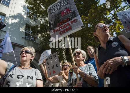 Varsovie, Mazowieckie, Pologne. Sep 21, 2018. Vu les gens qui protestent contre la tenue des pancartes de l'extérieur du siège du Conseil national de la magistrature.Le Réseau européen des Conseils de la justice a suspendu l'KRS Conseil judiciaire national polonais de son appartenance exprimé des réserves sur son indépendance à la lumière des dernières réformes judiciaires du gouvernement polonais. Certains de l'appareil judiciaire des représentants de diverses associations judiciaires critiqués publiquement les réformes. En réponse, le nouveau KRS a entrepris des procédures disciplinaires et de nombreux juges convoqués pour interrogatoire.Les manifestations ont eu lieu o Banque D'Images