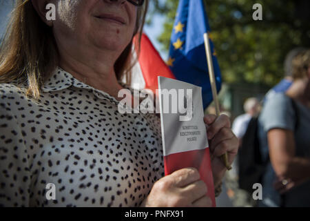 Varsovie, Mazowieckie, Pologne. Sep 21, 2018. Vu un manifestant tenant la Constitution polonaise pendant la manifestation.Le Réseau européen des Conseils de la justice a suspendu l'KRS Conseil judiciaire national polonais de son appartenance exprimé des réserves sur son indépendance à la lumière des dernières réformes judiciaires du gouvernement polonais. Certains de l'appareil judiciaire des représentants de diverses associations judiciaires critiqués publiquement les réformes. En réponse, le nouveau KRS a entrepris des procédures disciplinaires et de nombreux juges convoqués pour interrogatoire.Les manifestations ont eu lieu en dehors de l'administration centrale à KRS Banque D'Images