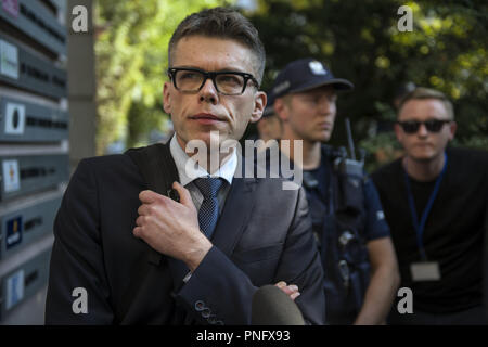 Varsovie, Mazowieckie, Pologne. Sep 21, 2018. Le célèbre juge Igor Tuleya vu l'extérieur de l'administration centrale du Conseil judiciaire en attente d'être admis dans le bâtiment pour son interrogatoire pendant la manifestation.Le Réseau européen des Conseils de la justice a suspendu l'KRS Conseil judiciaire national polonais de son appartenance exprimé des réserves sur son indépendance à la lumière des dernières réformes judiciaires du gouvernement polonais. Certains de l'appareil judiciaire des représentants de diverses associations judiciaires critiqués publiquement les réformes. En réponse, le nouveau KRS a entrepris des procédures disciplinaires à l'un Banque D'Images