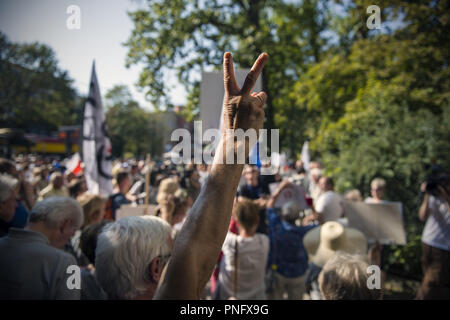 Varsovie, Mazowieckie, Pologne. Sep 21, 2018. Vu les personnes qui protestaient devant le siège du Conseil national de la magistrature.Le Réseau européen des Conseils de la justice a suspendu l'KRS Conseil judiciaire national polonais de son appartenance exprimé des réserves sur son indépendance à la lumière des dernières réformes judiciaires du gouvernement polonais. Certains de l'appareil judiciaire des représentants de diverses associations judiciaires critiqués publiquement les réformes. En réponse, le nouveau KRS a entrepris des procédures disciplinaires et de nombreux juges convoqués pour interrogatoire.Les manifestations ont eu lieu en dehors de l'KRS headqua Banque D'Images