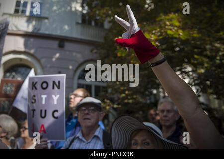 Varsovie, Mazowieckie, Pologne. Sep 21, 2018. Vu les gens qui protestent contre la tenue des pancartes de l'extérieur du siège du Conseil national de la magistrature.Le Réseau européen des Conseils de la justice a suspendu l'KRS Conseil judiciaire national polonais de son appartenance exprimé des réserves sur son indépendance à la lumière des dernières réformes judiciaires du gouvernement polonais. Certains de l'appareil judiciaire des représentants de diverses associations judiciaires critiqués publiquement les réformes. En réponse, le nouveau KRS a entrepris des procédures disciplinaires et de nombreux juges convoqués pour interrogatoire.Les manifestations ont eu lieu o Banque D'Images