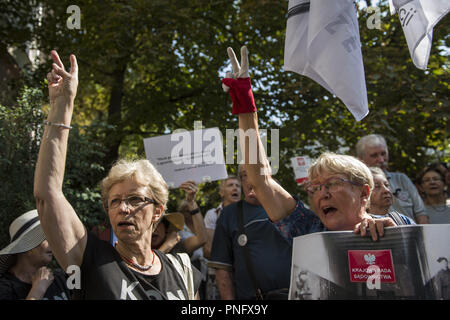 Varsovie, Mazowieckie, Pologne. Sep 21, 2018. Les gens vu la tenue des pancartes et protestent contre la Constitution de l'extérieur du siège du Conseil national de la magistrature pendant la manifestation.Le Réseau européen des Conseils de la justice a suspendu l'KRS Conseil judiciaire national polonais de son appartenance exprimé des réserves sur son indépendance à la lumière des dernières réformes judiciaires du gouvernement polonais. Certains de l'appareil judiciaire des représentants de diverses associations judiciaires critiqués publiquement les réformes. En réponse, le nouveau KRS a entrepris des procédures disciplinaires et convoqué de nombreux juges pour Banque D'Images