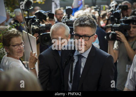 Varsovie, Mazowieckie, Pologne. Sep 21, 2018. Un célèbre juge connu Igor Tuleya vu sur son chemin pour l'interrogatoire au siège du Conseil national de la magistrature pendant la manifestation.Le Réseau européen des Conseils de la justice a suspendu l'KRS Conseil judiciaire national polonais de son appartenance exprimé des réserves sur son indépendance à la lumière des dernières réformes judiciaires du gouvernement polonais. Certains de l'appareil judiciaire des représentants de diverses associations judiciaires critiqués publiquement les réformes. En réponse, le nouveau KRS a entrepris des procédures disciplinaires et convoqué de nombreux juges Banque D'Images