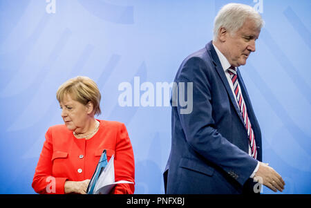 Berlin, Allemagne. 21 septembre 2018, Berlin : la chancelière allemande Angela Merkel (CDU) et Horst Seehofer (CSU), Ministre fédéral de l'intérieur, l'habitat et la construction, en laissant la conférence de presse après le sommet d'habitation à la Chancellerie fédérale. L'ordre du jour comprenait des discussions avec des experts et des politiciens sur la question du logement abordable, en réduisant les coûts de construction et d'assurer une main-d'œuvre qualifiée. Photo : Michael Kappeler/dpa dpa : Crédit photo alliance/Alamy Live News Banque D'Images