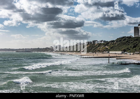 Bournemouth, Royaume-Uni. 21 septembre 2018. Les surfeurs et promeneurs bataille contre Bronagh Tempête sur la côte de Bournemouth. Les tempêtes et les vents violents provoque de grosses vagues, adapté pour le surf. Crédit : Thomas Faull/Alamy Live News Banque D'Images