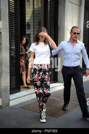 Milan, Kaia Gerber visite le magasin Salvatore Ferragamo Kaia Gerber, fille de Cindy Crawford, arrive en ville avec le garde du corps de visiter le show room Salvatore Ferragamo. Banque D'Images