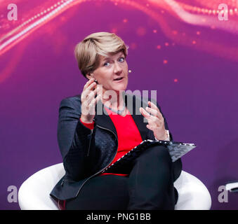 Clare Balding menant une discussion intitulée "La technologie dans le sport : c'est toujours une bonne chose ?" Sur la scène principale au New Scientist. Banque D'Images