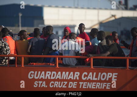 Malaga, Espagne. 21 sept 2018. . Vu les migrants sur un bateau de sauvetage après leur arrivée au Port de Malaga.L'espagnol pour la sécurité maritime a sauvé un total de 121 migrants à bord des canots de la mer Méditerranée et les a amenés au port de Malaga, où ils étaient assistés par la Croix-Rouge. Credit : Jésus Merida/SOPA Images/ZUMA/Alamy Fil Live News Banque D'Images