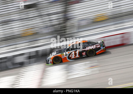 Richmond, Virginia, USA. Sep 21, 2018. Kurt Busch (41) apporte sa voiture de course à l'avant s'étendent au cours de la pratique de la Federated Auto Parts 400 à Richmond Raceway à Richmond, en Virginie. Crédit : Chris Owens Asp Inc/ASP/ZUMA/Alamy Fil Live News Banque D'Images