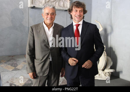 Napoli, Italie. 21 septembre 2018. (L) Angelo Teodoli et (R) Alberto Angela vu posant pour une photo.Alberto Angela, la télévision d'orchestre présente à la MANN (Museo Archeologico Nazionale Napoli), le documentaire ''tanotte a Pompei' Credit : Paola Visone SOPA/Images/ZUMA/Alamy Fil Live News Banque D'Images