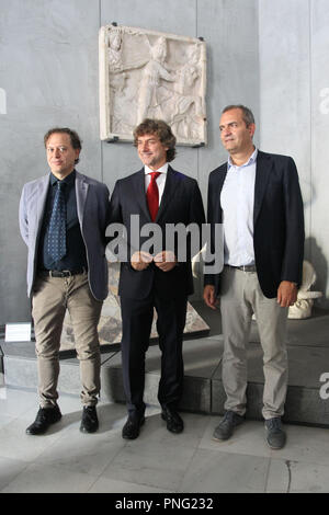 Napoli, Italie. 21 septembre 2018. (L)Paolo, Giulierini (C) Alberto Angela nad (R) Luigi De Magistris vu possing pour une photo.Alberto Angela, la télévision d'orchestre présente à la MANN (Museo Archeologico Nazionale Napoli), le documentaire ''tanotte a Pompei' Credit : Paola Visone SOPA/Images/ZUMA/Alamy Fil Live News Banque D'Images