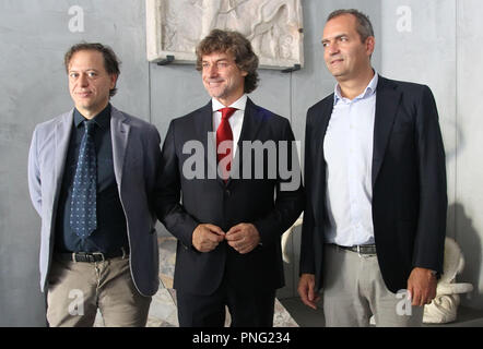 Napoli, Italie. 21 septembre 2018. (L)Paolo, Giulierini (C) Alberto Angela nad (R) Luigi De Magistris vu possing pour une photo.Alberto Angela, la télévision d'orchestre présente à la MANN (Museo Archeologico Nazionale Napoli), le documentaire ''tanotte a Pompei' Credit : Paola Visone SOPA/Images/ZUMA/Alamy Fil Live News Banque D'Images