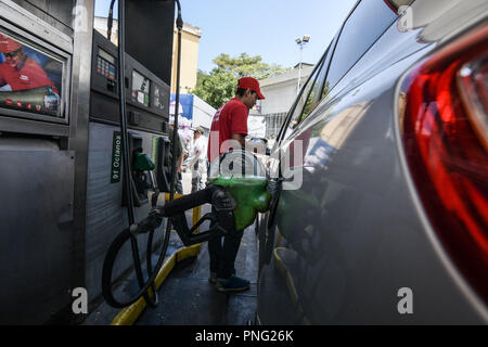 Caracas, Venezuela, Miranda. Sep 21, 2018. Un employé vu remplir le réservoir d'une voiture pendant une journée de simulation pour tester un nouvel appareil.Le Gouvernement de la République bolivarienne du Venezuela dans la simulation effectuée stations essence de la compagnie pétrolière, PDVSA (Petróleos de Venezuela), où les employés utilisent un appareil pour contrôler la vente et la consommation d'essence. Credit : ZUMA Press, Inc./Alamy Live News Banque D'Images