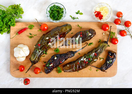 L'aubergine cuite, ail, herbes fraîches - ingrédients pour un snack-elindzano «'. Salade d'aubergine. Grec traditionnel, une cuisine méditerranéenne. Banque D'Images