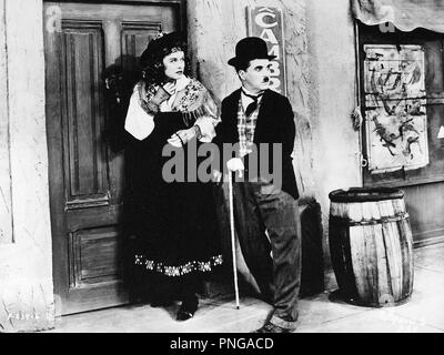 Titre original : Le Grand Dictateur. Titre en anglais : Le Grand Dictateur. Année : 1940. Directeur : CHARLIE CHAPLIN. Stars : CHARLIE CHAPLIN, PAULETTE GODDARD. Credit : United Artists / Album Banque D'Images