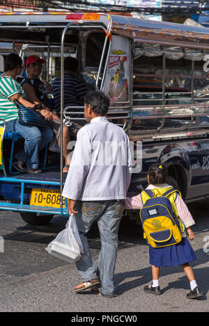 Songthaew taxi et passagers, Pattaya, Thaïlande Banque D'Images