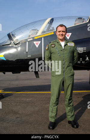 Pilote Matt Barker RAF, pilote solo de démonstration aérienne BAe Hawk de la Royal Air Force avec avion d'entraînement à réaction BAe Hawk T1 à l'aéroport de Londres Southend pour le spectacle aérien Banque D'Images