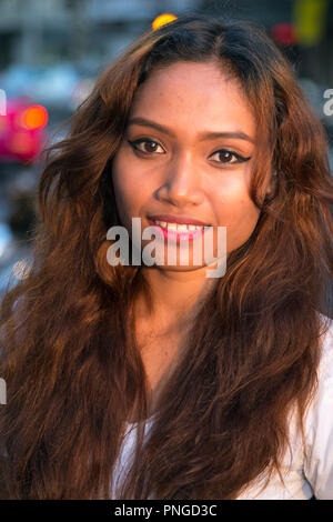 Thai girl posing in the street à Pattaya, Thaïlande Banque D'Images