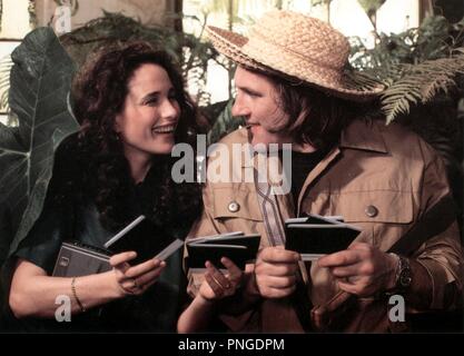 Film Original Titre : Carte verte. Titre en anglais : GREEN CARD. Année : 1990. Réalisateur : Peter Weir. Stars : Gérard Depardieu et ANDIE MACDOWELL. Credit : Touchstone Pictures / Album Banque D'Images