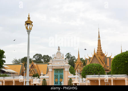 Entrée principale du Palais Royal à Phnom Penh, Cambodge. Les flèches de la doré trône Hall building peut être vu. Banque D'Images