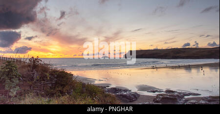 Coucher du soleil sur la plage de Polzeath surf, North Cornwall, UK Banque D'Images