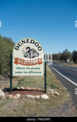 Le panneau de la commune sur l'autoroute pour Dunedoo Castlereagh NSW Australie doté d'un cygne noir. Banque D'Images