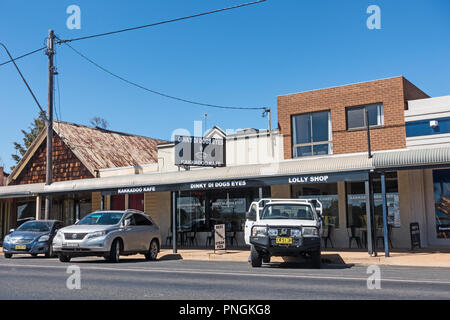 Pie Shop et un café dans la rue main Dunedoo NSW Australie. Banque D'Images