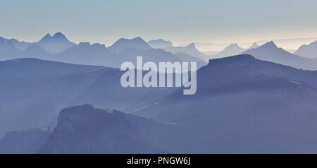 Chaînes de montagne dans l'Oberland bernois. Vue depuis le mont Niesen, Suisse. Banque D'Images