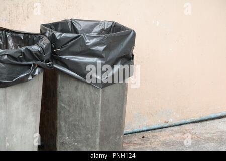 Sac poubelle noir trashcan dans d'usure en plastique Banque D'Images