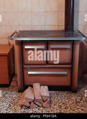Ancien poêle à bois en fonte dans la kitchenette du chalet de montagne Banque D'Images
