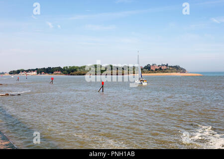 Yacht à voile dans le canal à l'embouchure de l'estuaire de la rivière Deben Felixstowe Ferry à Bawdsey Manor, Suffolk, Angleterre, RU Banque D'Images