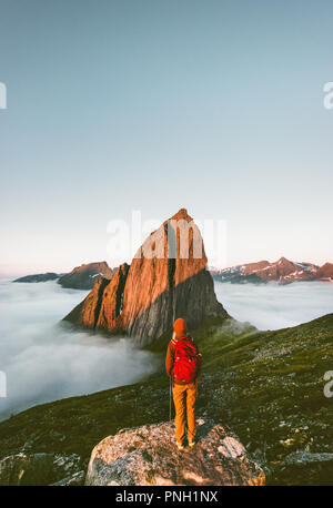 Backpacker appréciant Segla sur la montagne voyager en Norvège randonnées voyage aventure de vie de plein air seul vacances actives paysage coucher du soleil Banque D'Images