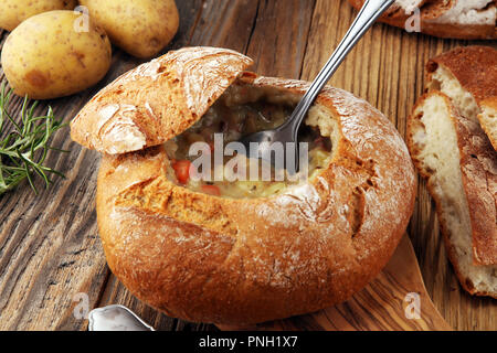 Potage à la pomme de terre fait maison, servi dans un bol de pain Banque D'Images