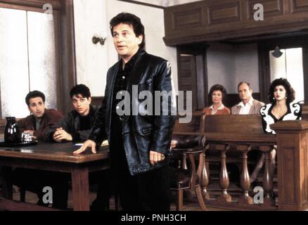 Titre original : Mon cousin VINNY. Titre en anglais : Mon cousin VINNY. Année : 1992. Réalisateur : Jonathan Lynn. Stars : Marisa Tomei, Joe Pesci ; RALPH MACCHIO. Crédit : 20TH CENTURY FOX / Album Banque D'Images