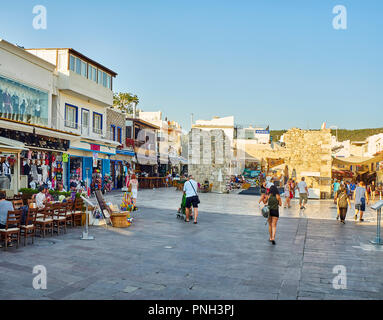 Bodrum, Turquie - le 5 juillet 2018. Les gens qui marchent dans la Carsi Mahallesi, Cevat Sakir square au centre-ville de Bodrum. Province de Mugla, Turquie. Banque D'Images