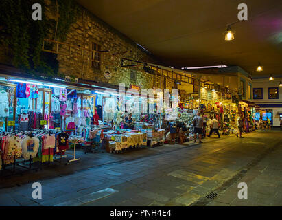 Bodrum, Turquie - le 5 juillet 2018. Les touristes font du shopping dans les rues du centre-ville de Bodrum bazar. Province de Mugla, Turquie. Banque D'Images