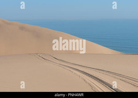 Quatre roues motrices les traces de pneus sur les dunes de Sandwich Harbour, Walvis Bay, en Namibie, Afrique Banque D'Images