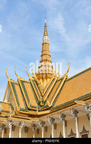 Détail de salle du trône du Palais Royal doré bâtiment spire avec visages stylisés. À Phnom Penh, Cambodge. Banque D'Images