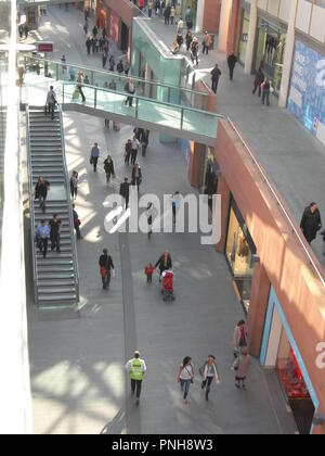 Partout au Royaume-Uni - Shoppers - pris d'un haut niveau regardant vers le bas. -Centre Commercial Liverpool One Banque D'Images