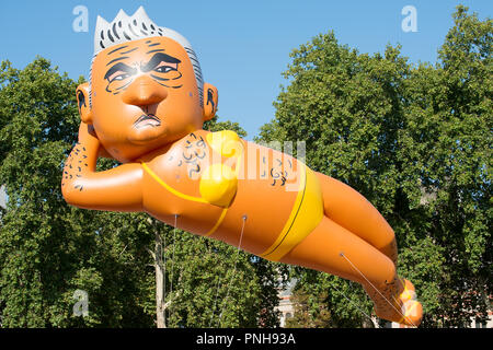 Campagne organisée par Yanny Bruere à oust Sadiq Khan comme maire de Londres, à l'aide d'un ballon en bikini géant de M. Khan, de rendre plus sûrs de Londres à nouveau. Banque D'Images