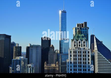 Le centre-ville de Chicago avec la Trump Tower Chicago, un condo mixte et l'hôtel gratte-ciel dans la région de River North de Chicago, Illinois Banque D'Images