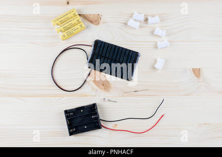 Kit solaire avec diode LED rechargeables, d'autres composants d'ANF sur table en bois Banque D'Images