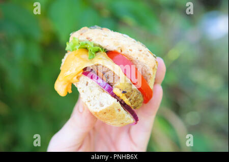 Plusieurs petits curseurs cheeseburger fabriqués à partir de galettes de ver. Les burgers sont faits d'insectes les vers Buffalo, qui sont les larves de l'darkling Banque D'Images