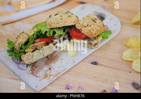 Plusieurs petits curseurs cheeseburger fabriqués à partir de galettes de ver. Les burgers sont faits d'insectes les vers Buffalo, qui sont les larves de l'darkling Banque D'Images