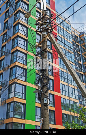 L'accumulation de nombreux fils électriques et connecté sur un lampadaire Banque D'Images