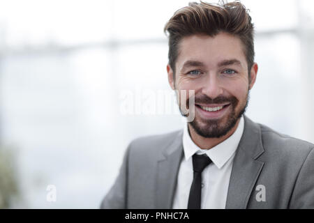 Happy young man looking at camera avec sourire à pleines dents Banque D'Images