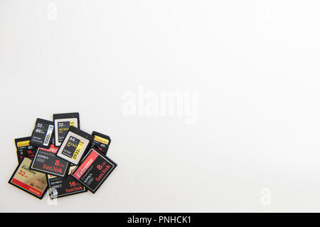 Bureau blanc avec un assortiment de cartes mémoire Banque D'Images