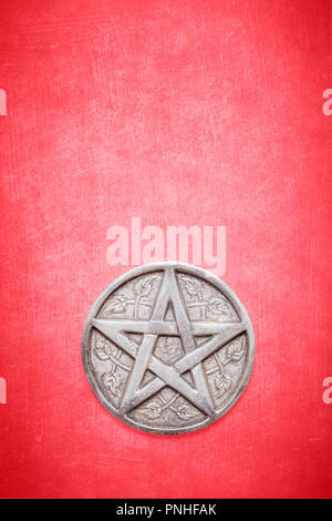 Siver pentagram sur un fond rouge texturé. Pentagram pour cérémonie wicca wicca rituels spirituels et Banque D'Images