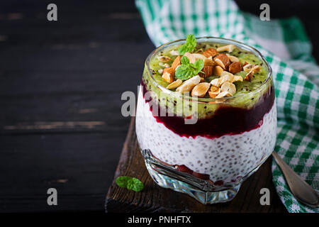 Chia pudding avec les baies fraîches, de noix et de menthe dans le verre. Нealthy le petit-déjeuner. Banque D'Images