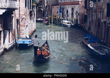 Venise - Avril 2018 - Gondolier de touristes sur les voies navigables de Venise - Italie Banque D'Images
